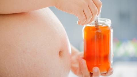 Honig in der Schwangerschaft - Schwangere
                                          mit Glas