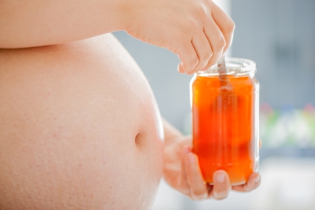 Honig in der Schwangerschaft - Schwangere mit Glas