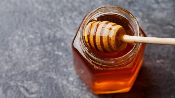 Honig in Glas auf Tisch