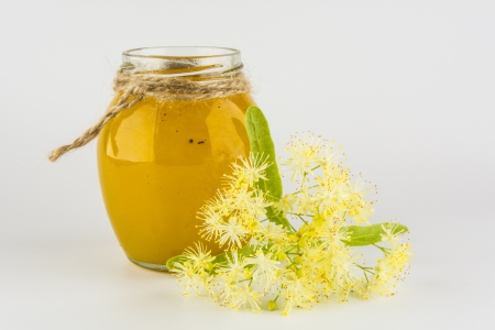 Lindenhonig neben Lindenblüten