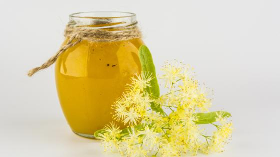 Lindenhonig neben Lindenblüten