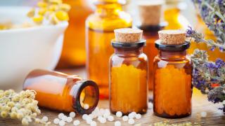 Propolis Globuli in Fläschchen auf Tisch