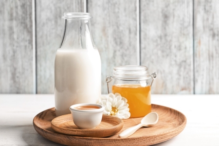 Heiße Milch mit Honig