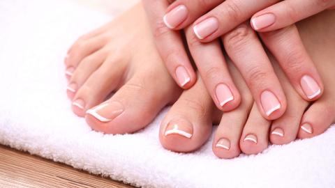 Frauenfüße nach der Anwendung von Propolis
                                          gegen Nagelpilz