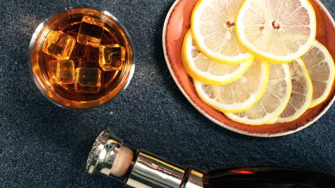 Wikinger Met auf Tisch neben Zitronenscheiben