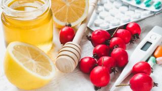Honig als Heilmittel auf Tisch neben anderer Medizin