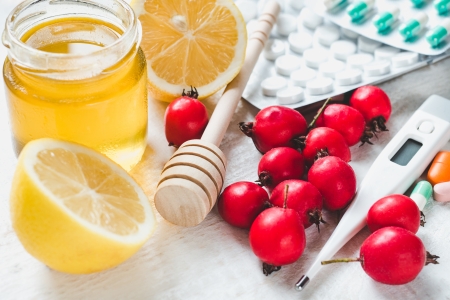 Honig als Heilmittel auf Tisch neben anderer Medizin