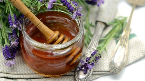 Lavendelhonig & Lavendelblöten auf Tuch