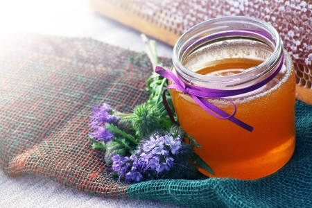 Phaceliahonig im Glas neben Blume