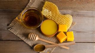 Bienenwachs und Wabe auf Tisch
