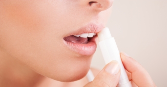 Frau pflegt Lippen mit Manuka Lippenpflege