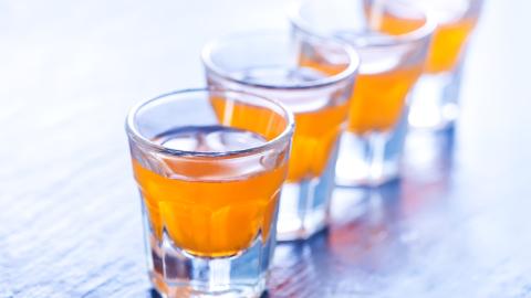 Vier Stamperl Honigschnaps