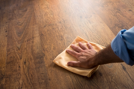 Bienenwachs Holz Holz wird mit Bienenwachs behandelt