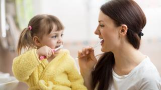 Mutter und Kind beim Zähneputzen mit Propolis Zahncreme