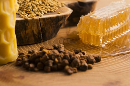 Propolis ohne Alkohol am Tisch