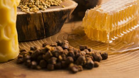 Propolis ohne Alkohol am Tisch