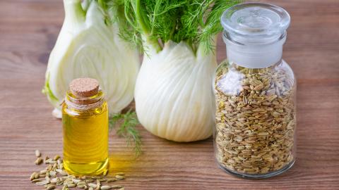 Fenchelhonig auf Holzhintergrund