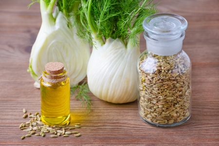 Fenchelhonig auf Holzhintergrund