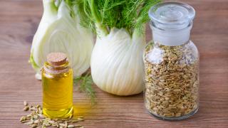 Fenchelhonig auf Holzhintergrund