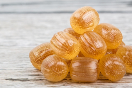 ca. 10 Propolisbonbons in Nahaufnahme