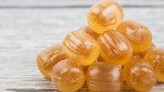 ca. 10 Propolisbonbons in Nahaufnahme