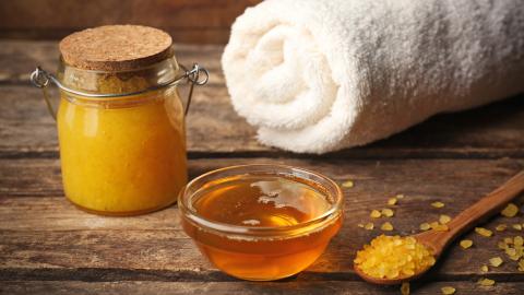 Manuka Honig Wirkung - Honig auf Tisch sichtbar