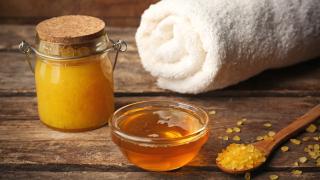 Manuka Honig Wirkung - Honig auf Tisch sichtbar