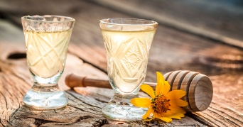 Honiglikör in zwei Gläsern auf Tisch