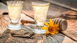 Honiglikör in zwei Gläsern auf Tisch