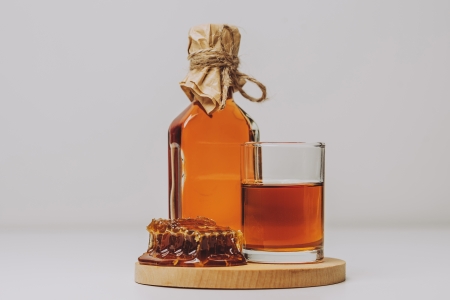 Bärenjäger Bärenjäger Likör in Flasche und Glas