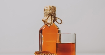 Bärenjäger Likör in Flasche und Glas