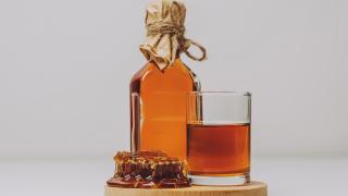 Bärenjäger Likör in Flasche und Glas