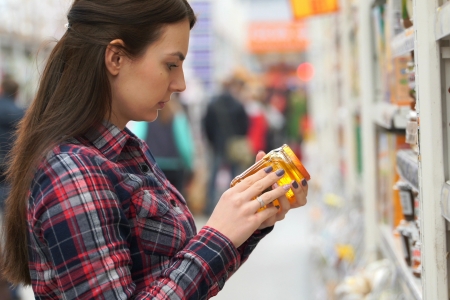 Frau geht Honig kaufen