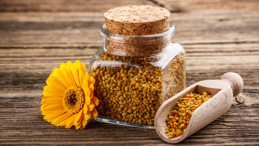 Bienenbrot in Glas und Blüte
