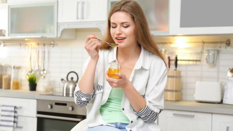 Frau bei der Anwendung von Manuka Honig