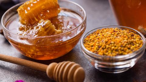 Propolis Honig & Blüten auf Tisch