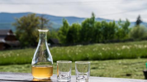 Met mit 2 Gläsern vor Wiese