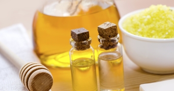 Zwei Phiolen Manukaöl auf Tisch