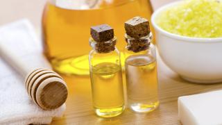 Zwei Phiolen Manukaöl auf Tisch