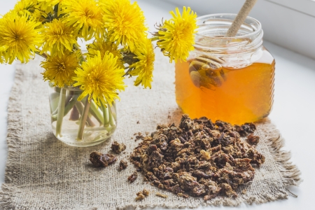 Aagaard Propolis im Glas neben Blumen auf Tisch