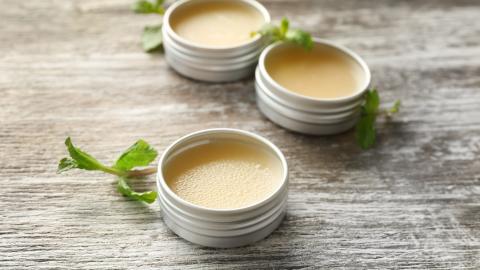 Propolis Lippenbalsam 3 Behälter auf Tisch