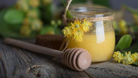 Pontischer Honig auf Holztisch