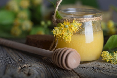 Pontischer Honig auf Holztisch