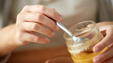 Frau macht Manuka Honig Erfahrungen