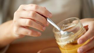 Frau macht Manuka Honig Erfahrungen