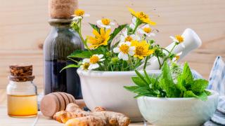 Medizinischer Honig neben Blumen