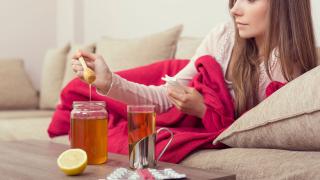 Erkältete Frau verwendet Honig gegen Husten