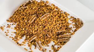 Propolis Kapseln auf Teller