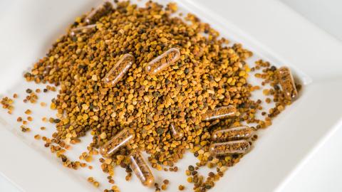 Propolis Kapseln auf Teller