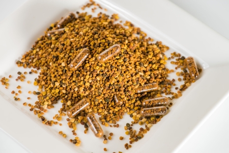 Propolis Kapseln auf Teller